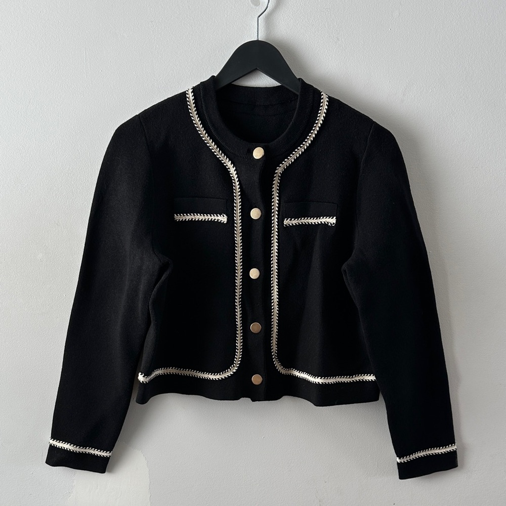 Chic Black Cardigan wit Gold buttons